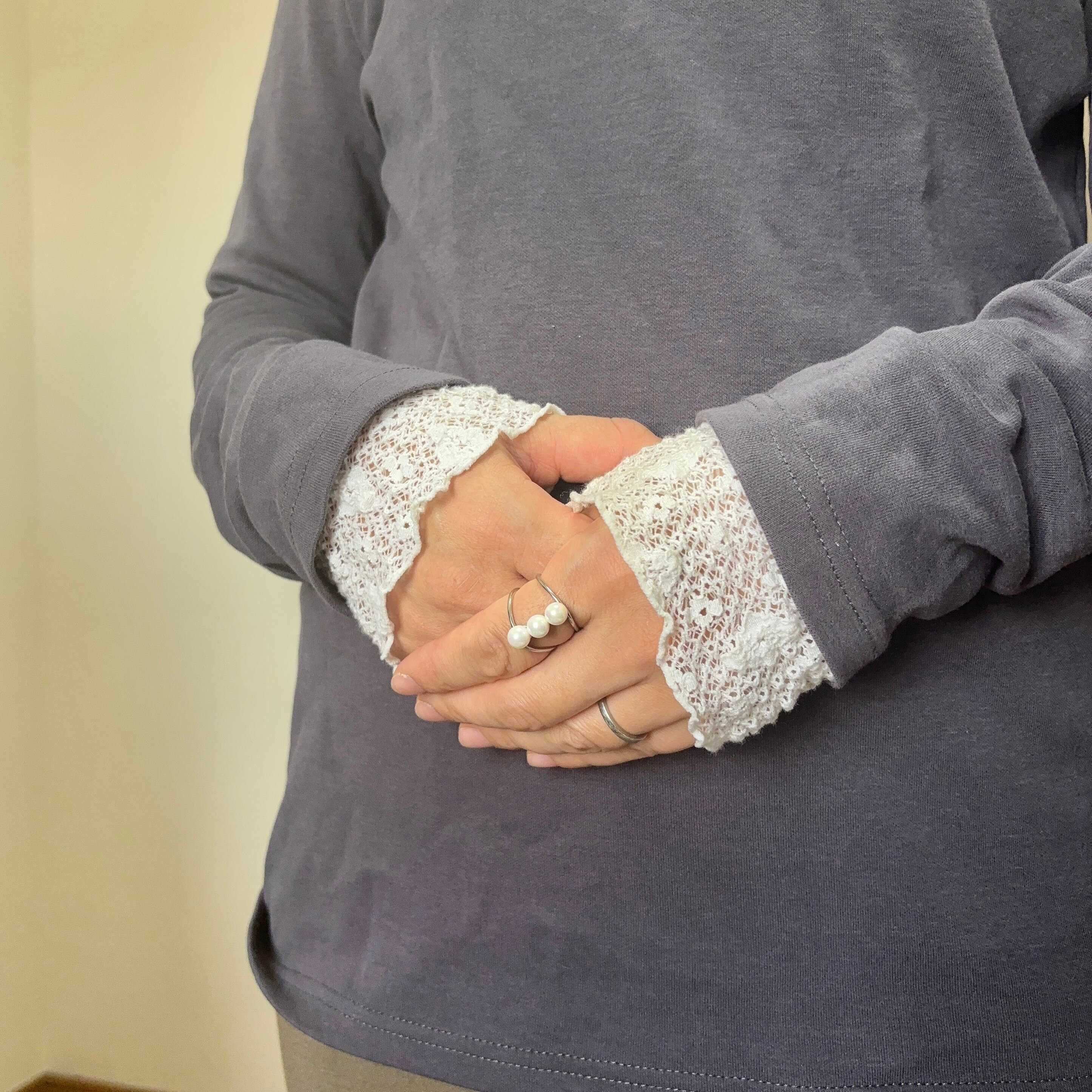 袖からレースチラ見せ