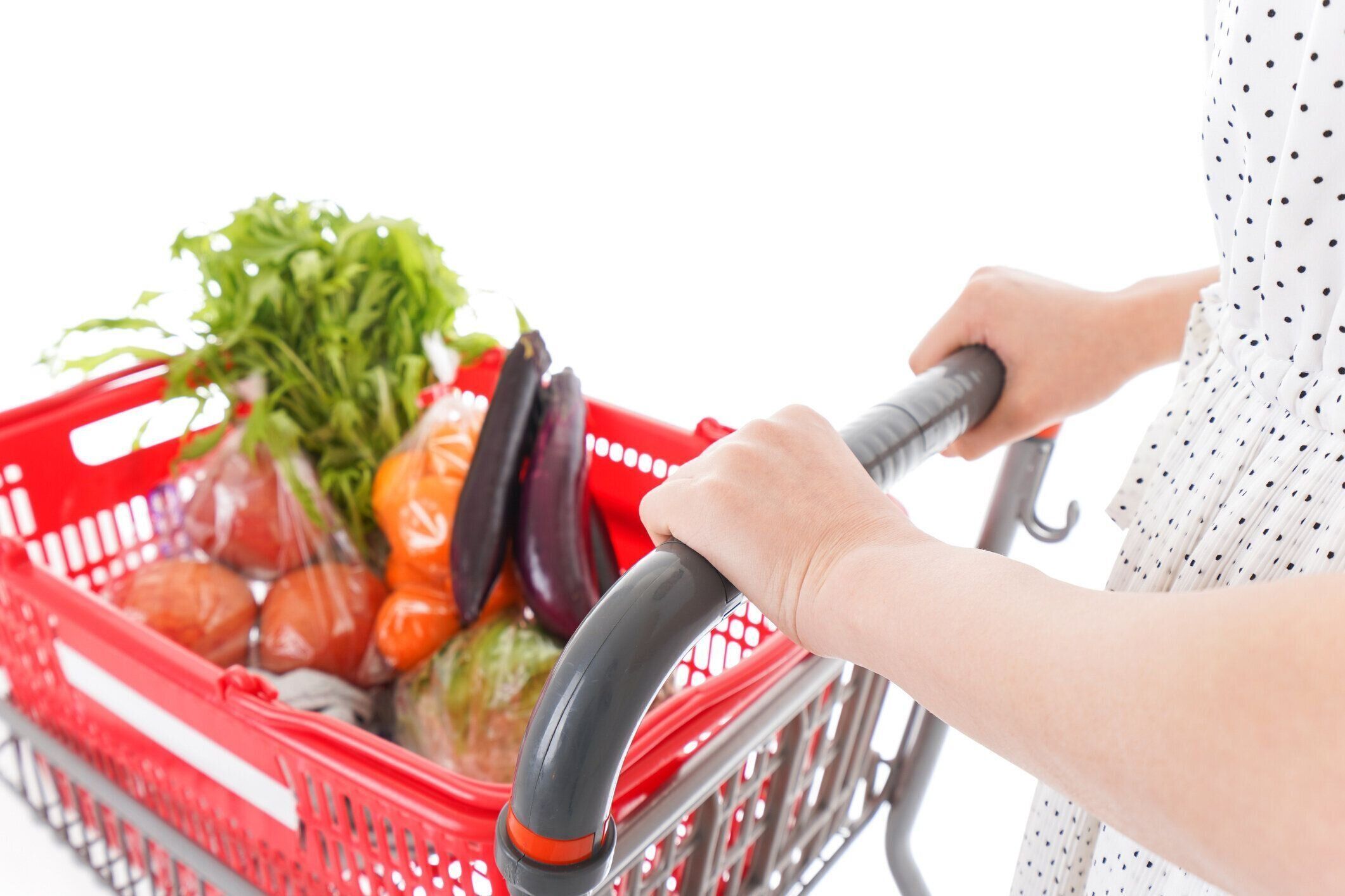 スーパーで買い物をする若い女性