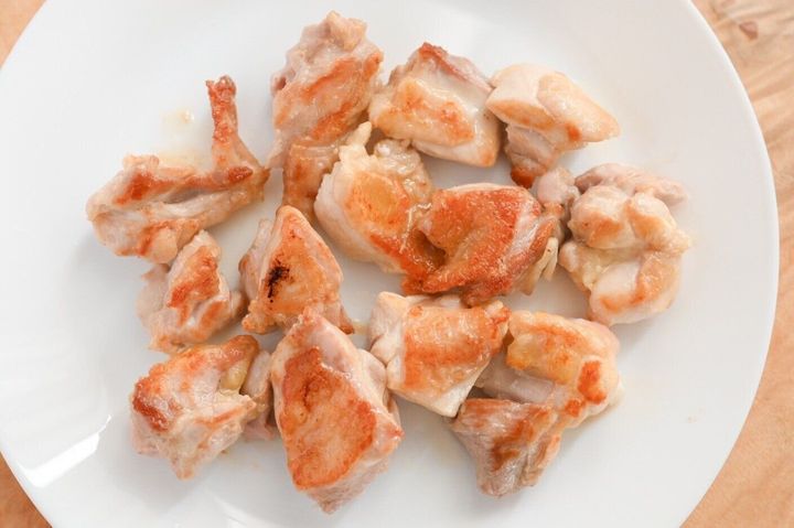 焼き色を付けた鶏もも肉