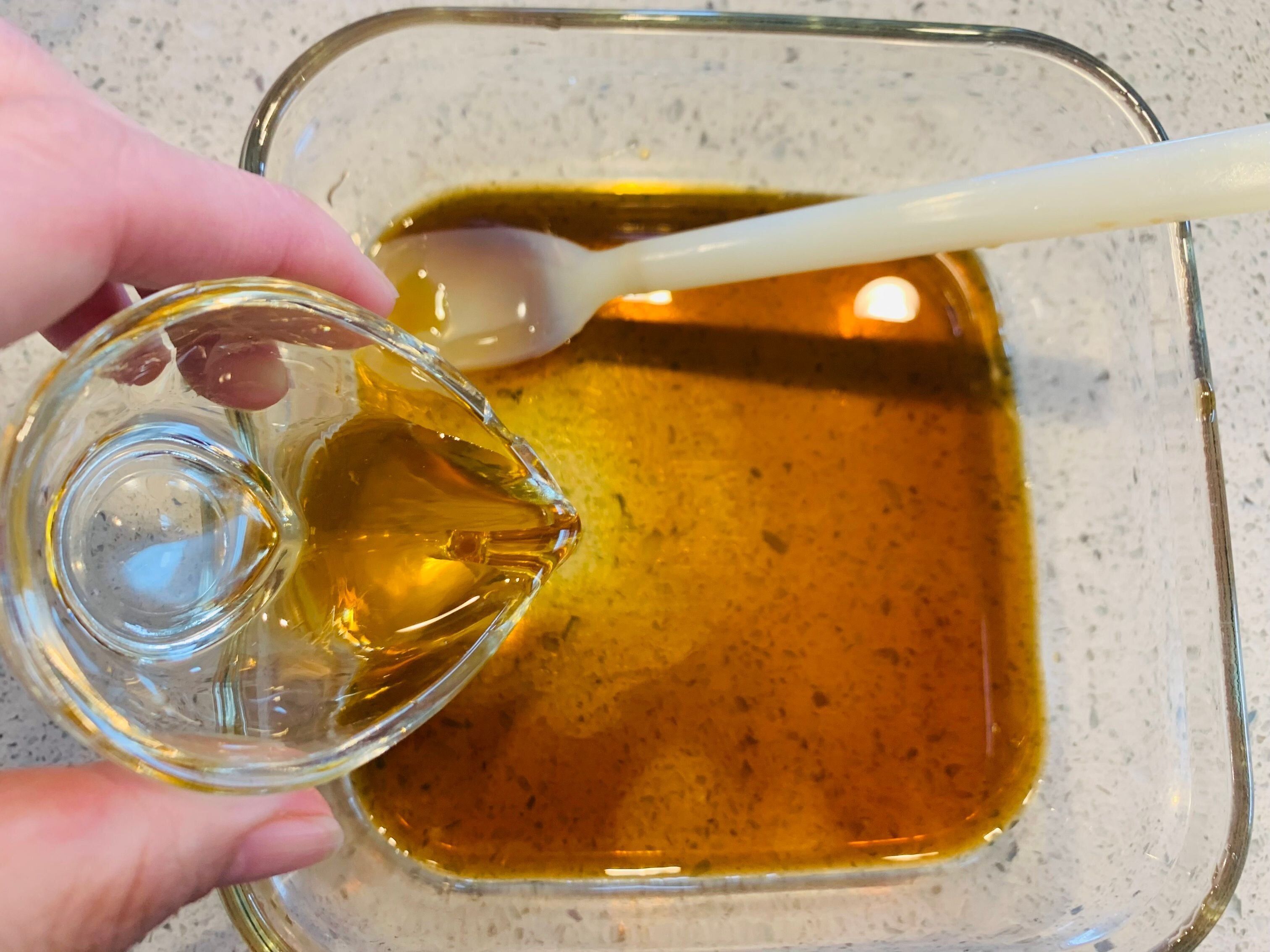 ポン酢と蜂蜜を合わせる様子