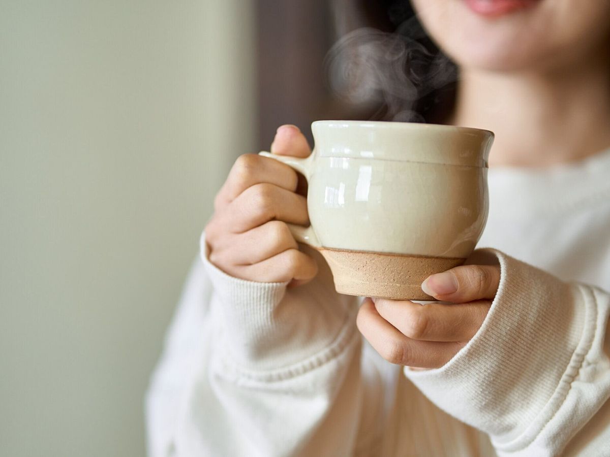 飲み物を飲みながらくつろぐアジア人女性