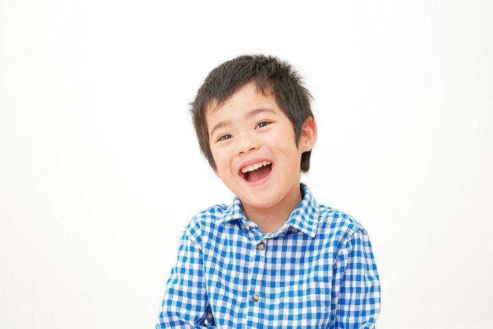 白い背景を持つ日本人少年
