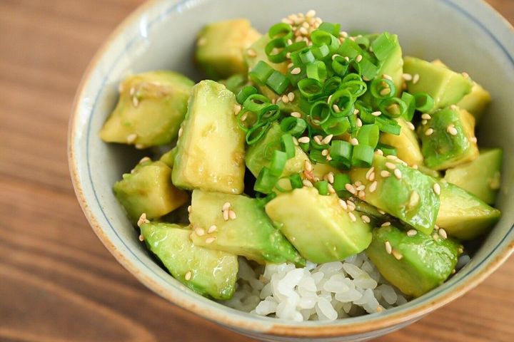 皿に盛られたアボカド丼