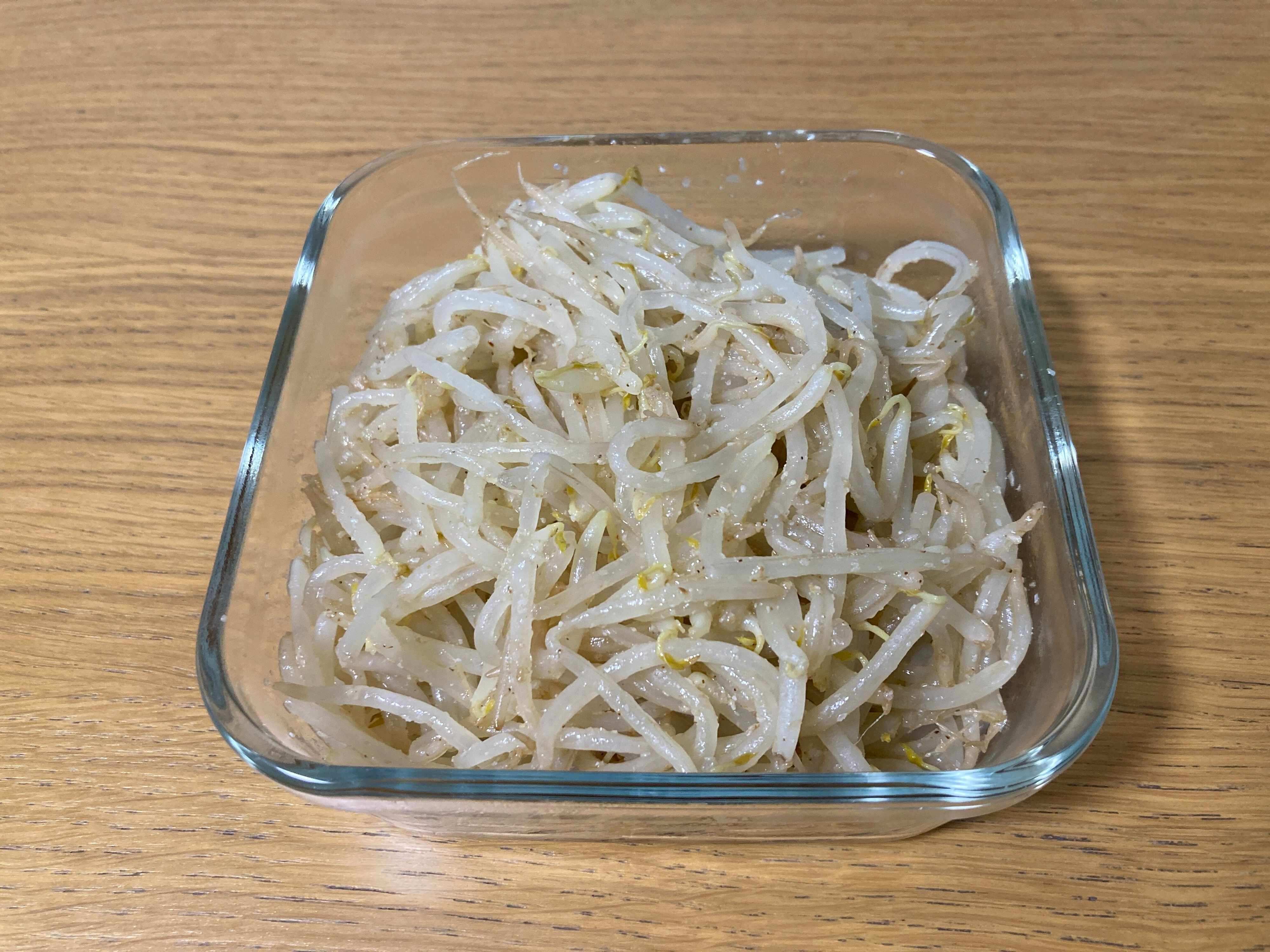 保存容器に入れられたもやしナムル