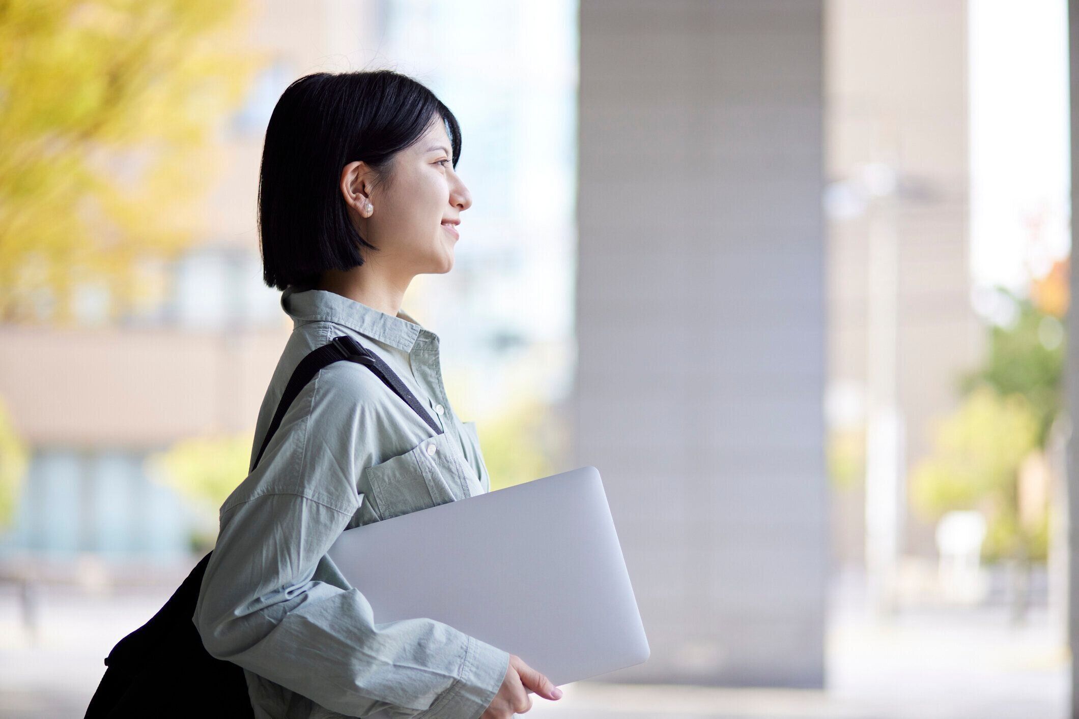 キャンパスライフを楽しむ日本の若い大学生