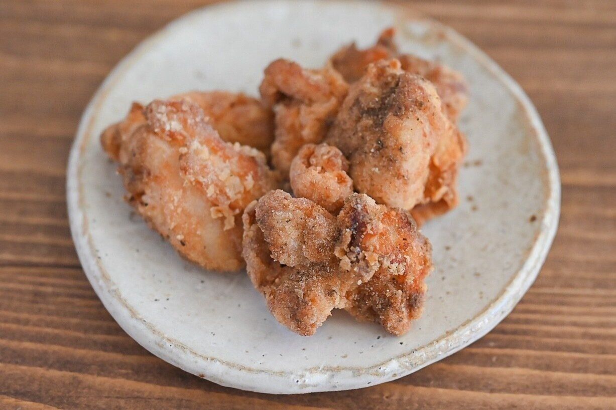 皿に盛られた鶏もも肉の唐揚げ