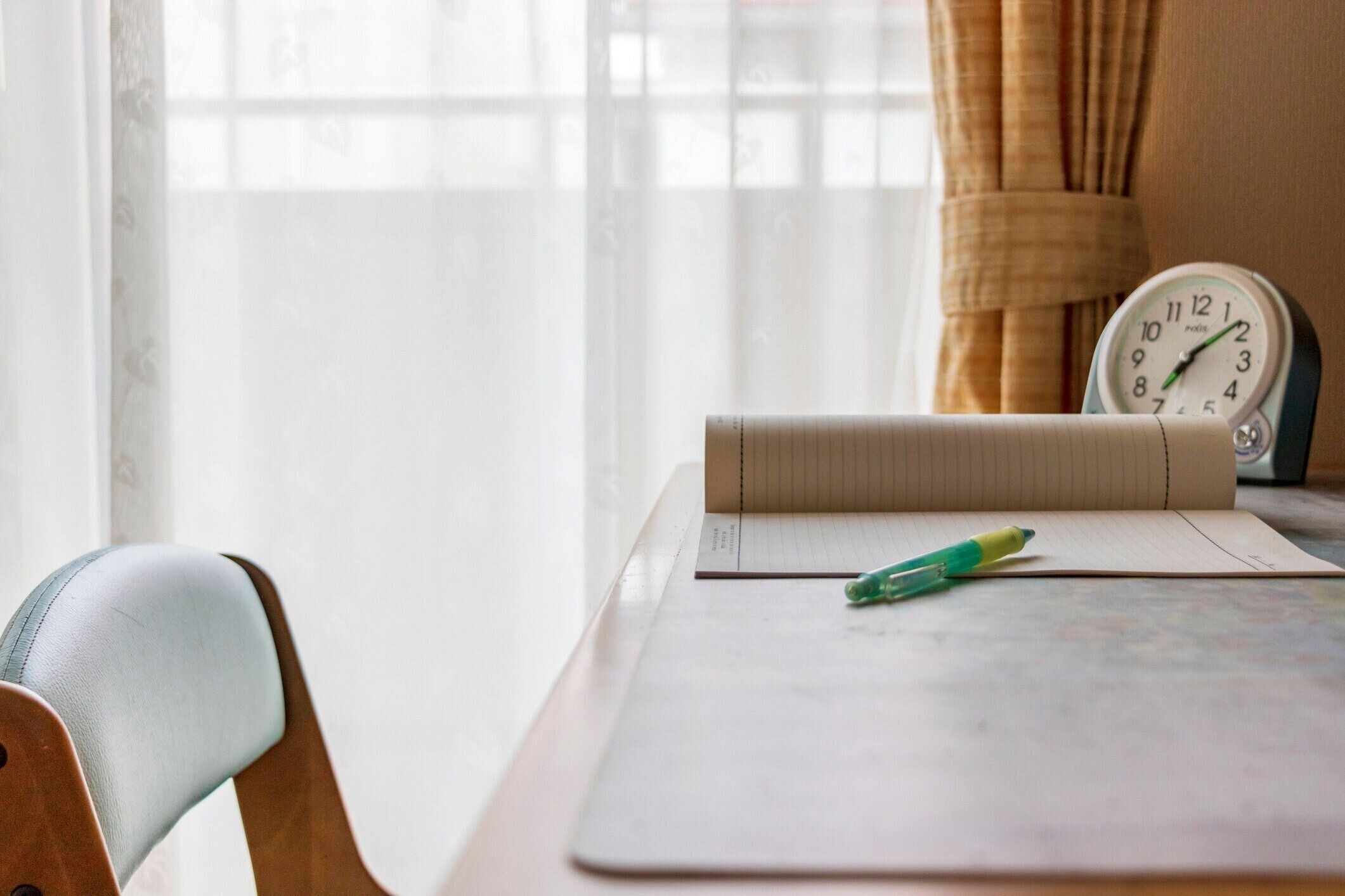 窓のそばの学習デスク