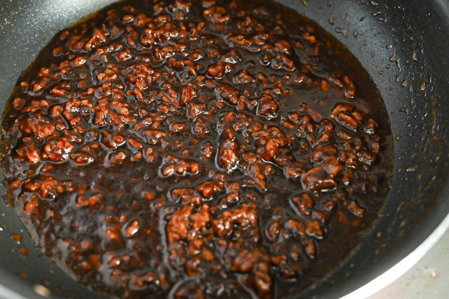 フライパンに入った黒麻婆の素