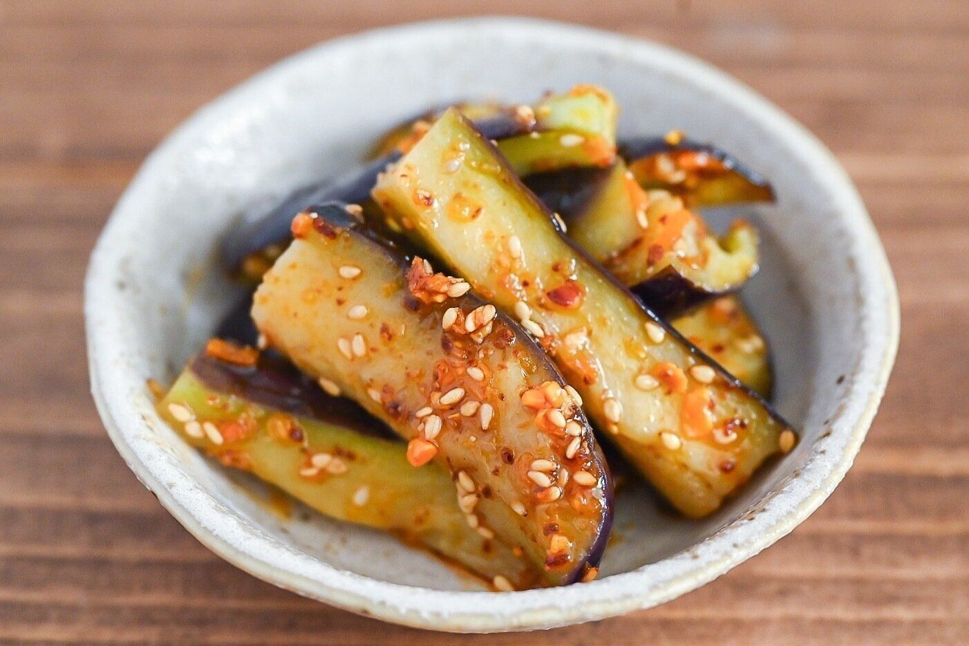 白い皿に盛られたレンチンなすの食べるナッツソース和え