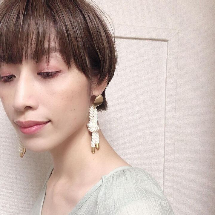 40代女性に似合うふんわりショートヘアスタイル!マロンカラーなショートで秋の装いを