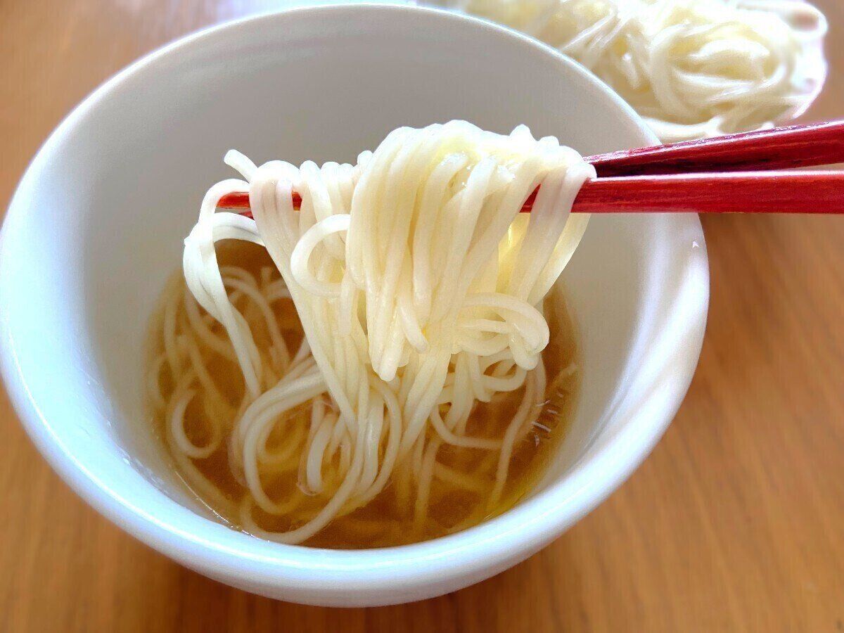 つゆにつけているところ