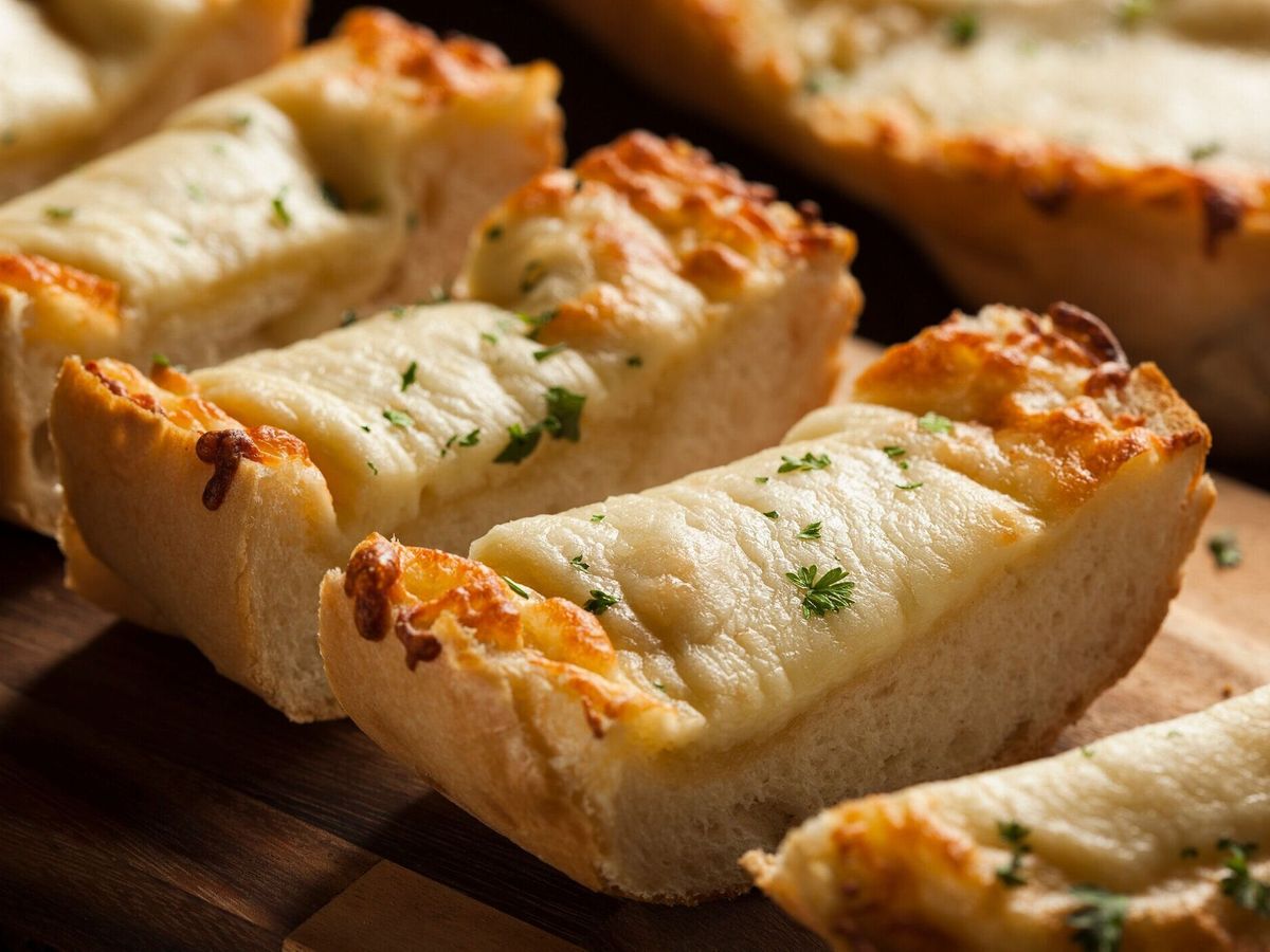 チーズとガーリックのパンのトースト
