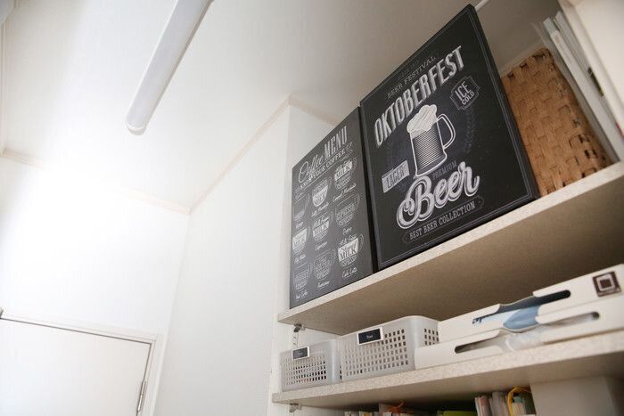 ニトリのキャンバスポスターをつっぱり棒と組み合わせれば、棚の目隠しとして使える！