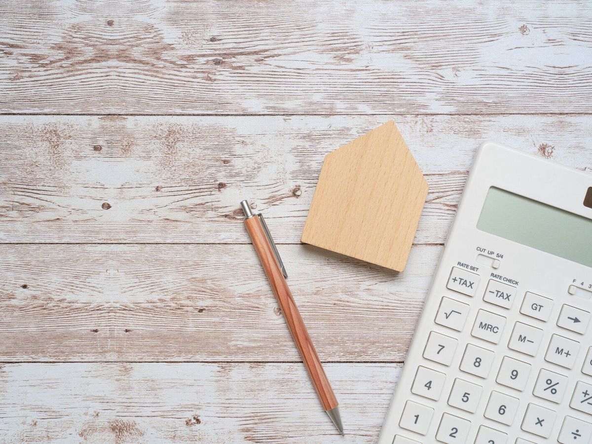 白電卓、ペン、家のおもちゃ。