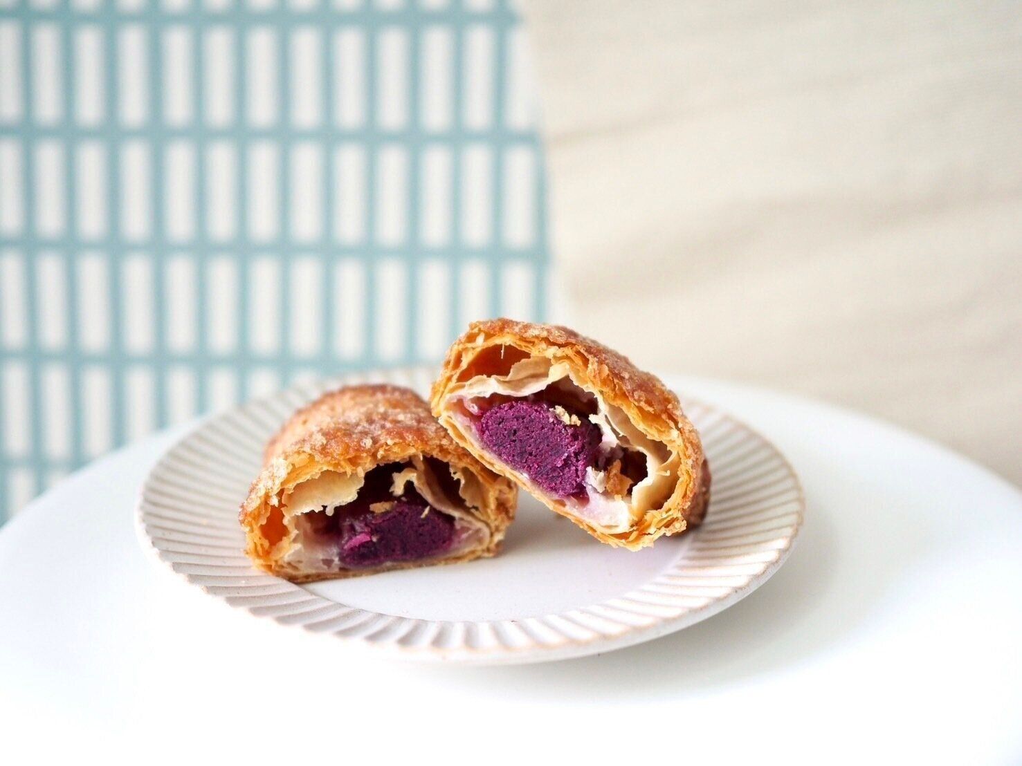 シャトレーゼ「むらさき芋のあんこもちパイ」断面写真