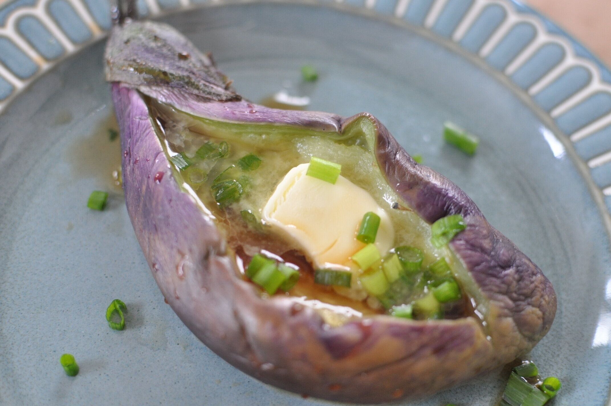 バタポンなすボートを盛り付けた様子