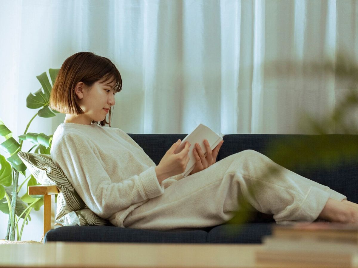 リビングルームでリラックスした若い女性