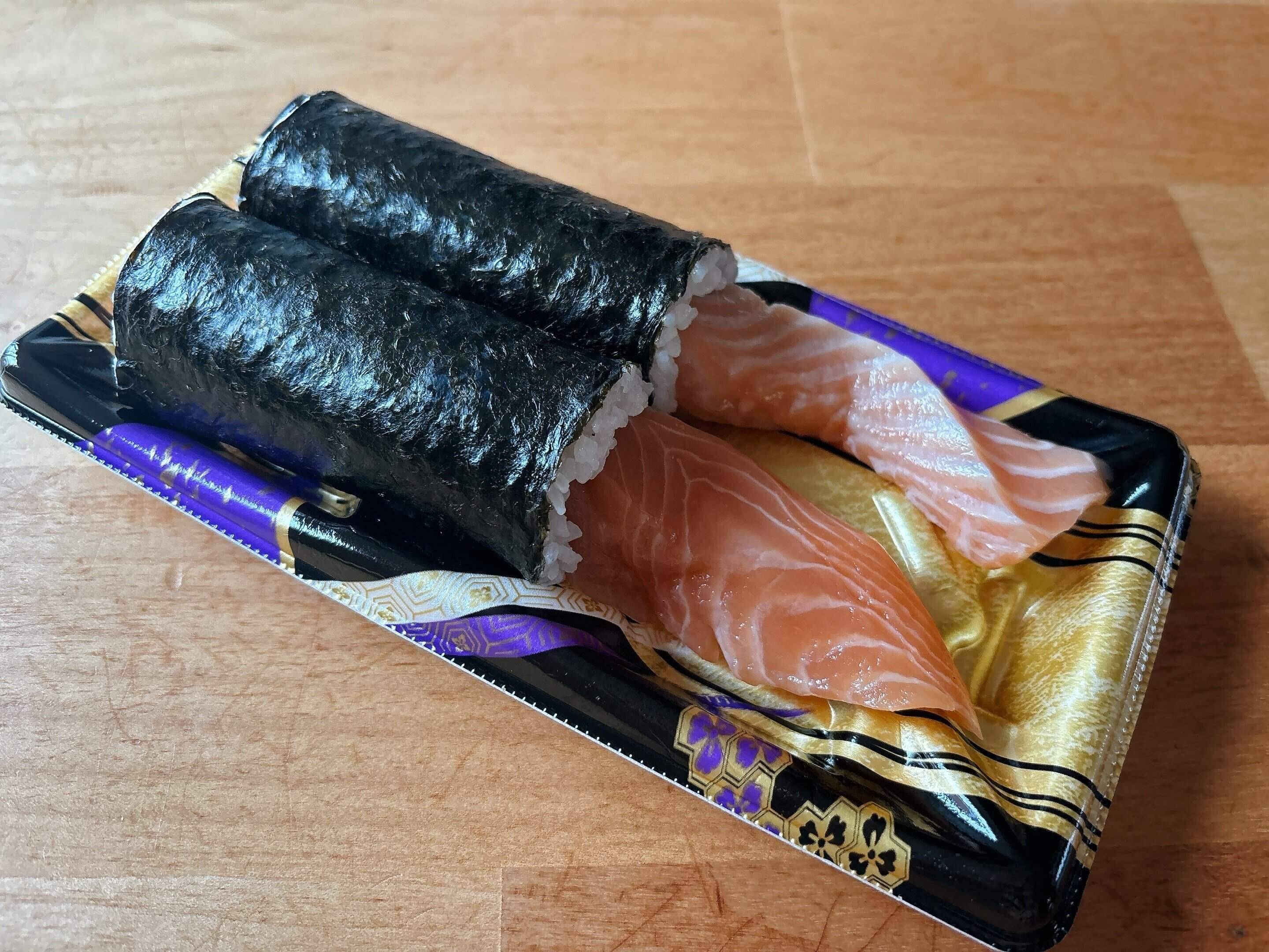 サーモンはみ出し巻き