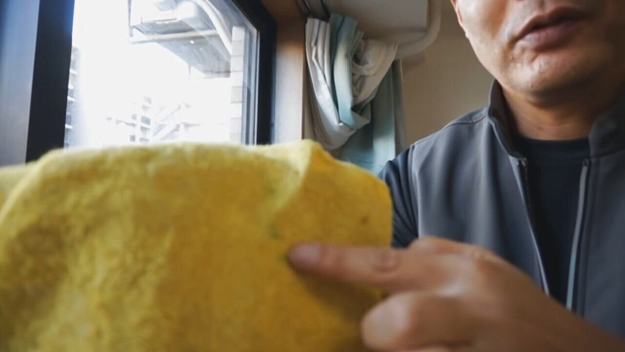 1．洗剤をたらした濡れ雑巾で拭く