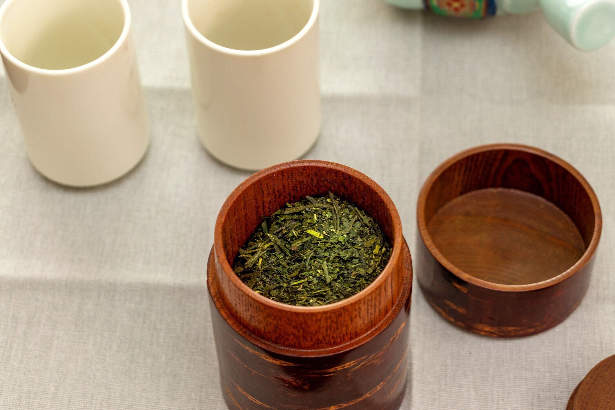 木のシリンダーの中の日本茶葉