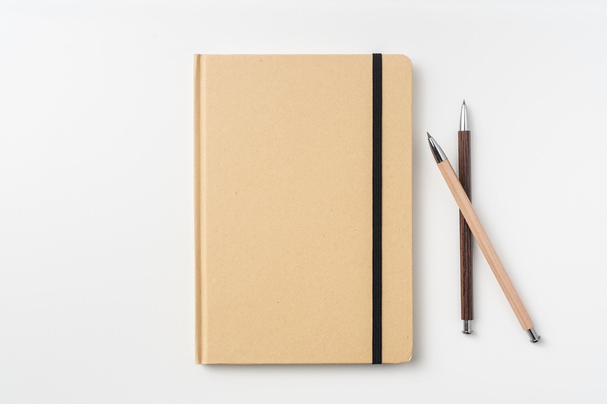 クラフト紙のノートブック、ページ、鉛筆の上から見る