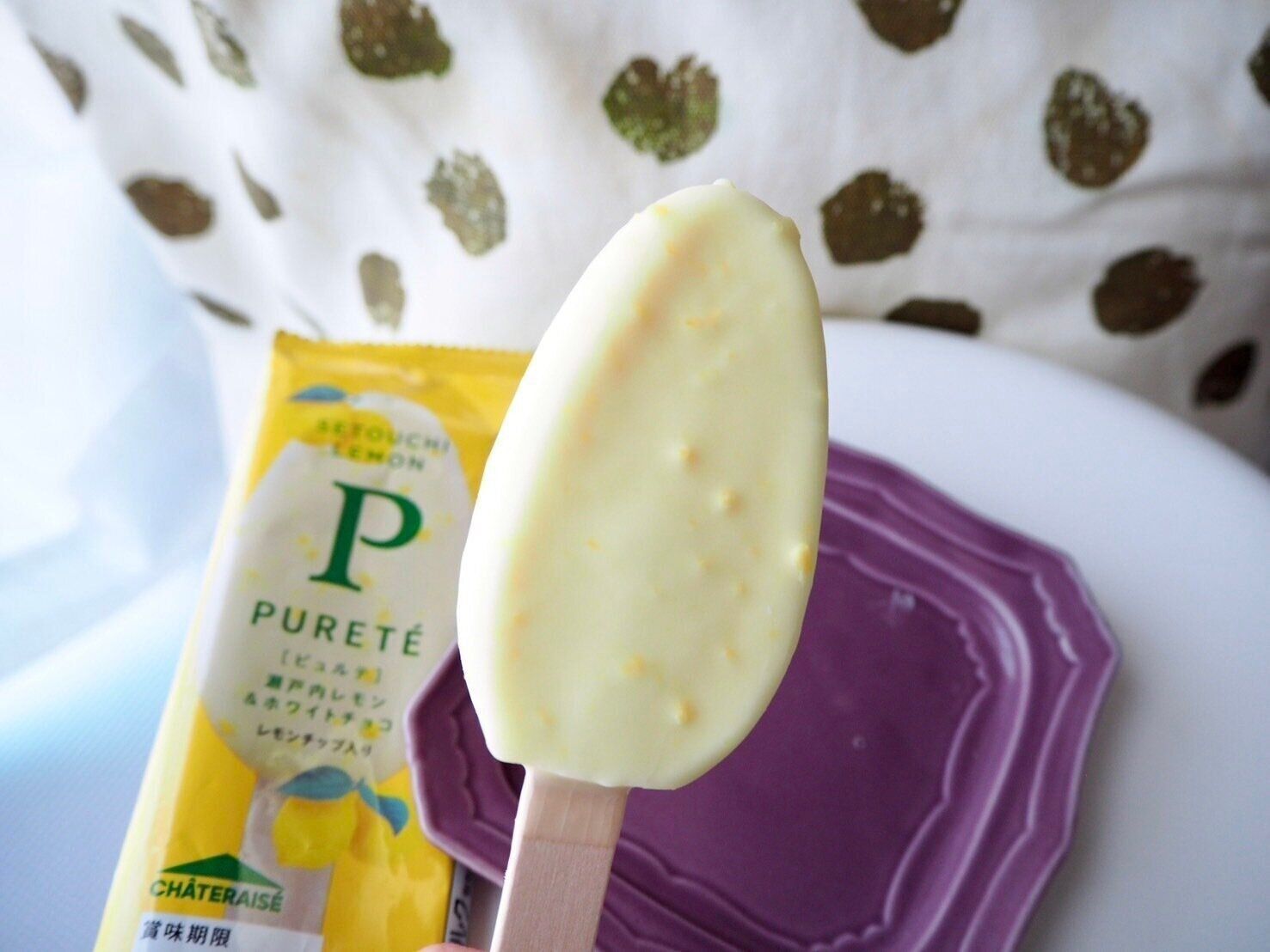 シャトレーゼ「ピュルテ 瀬戸内レモン＆ ホワイトチョコ レモンチップ入り」開封写真