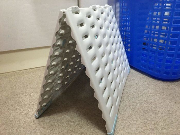 できればいつも清潔にしておきたいバスマット。しかし、使うたびに交換したり干したりするのはなかなかたいへん。そんなとき役立つのが「バスマット干しボードサラカラ（S）」です。