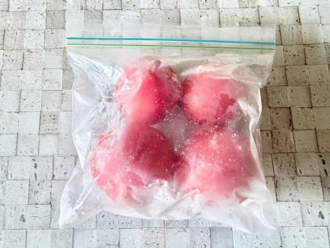 2. トマト：丸ごと冷凍で皮むきラクラク