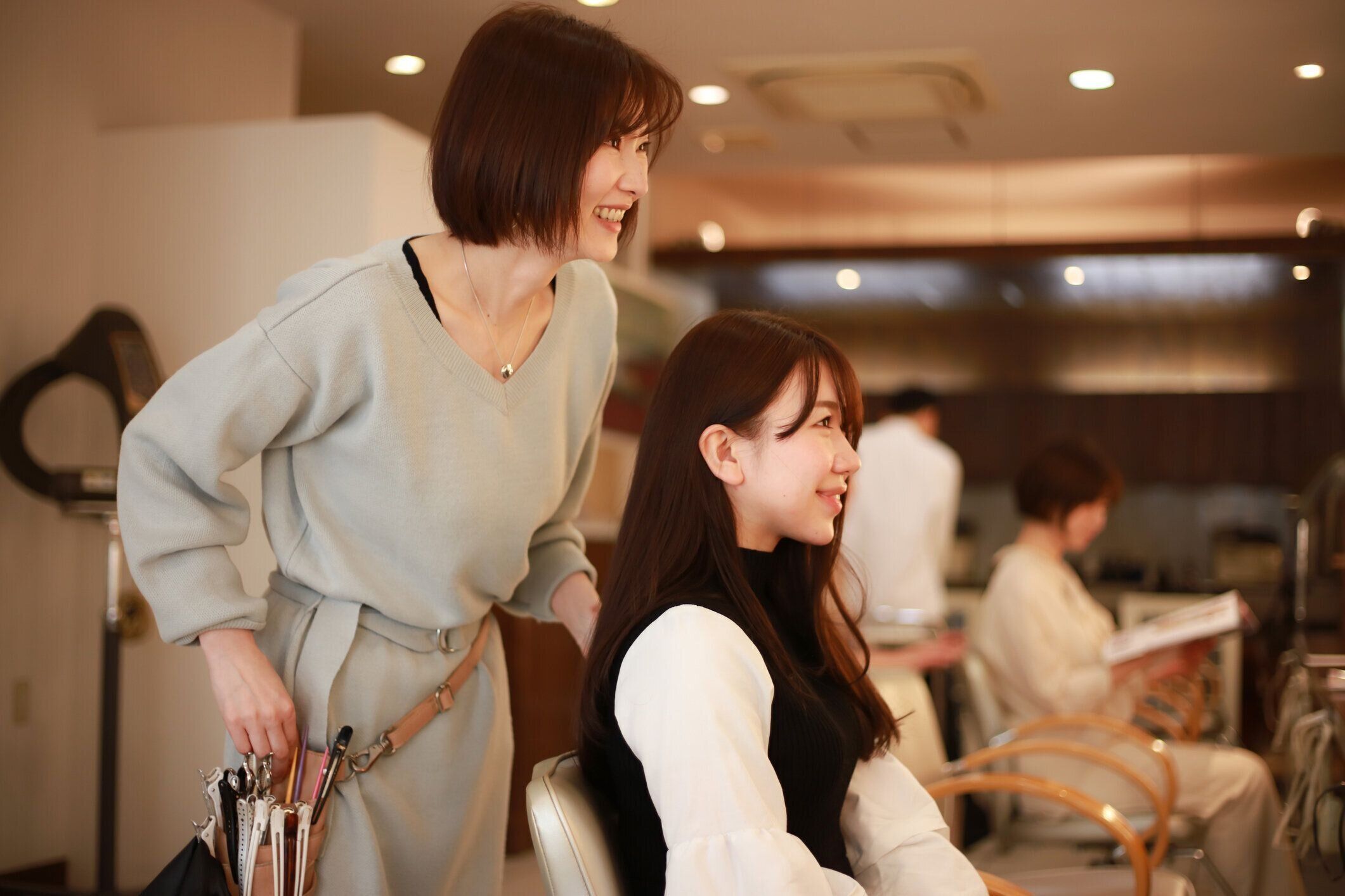 髪を切る美容師のイメージ