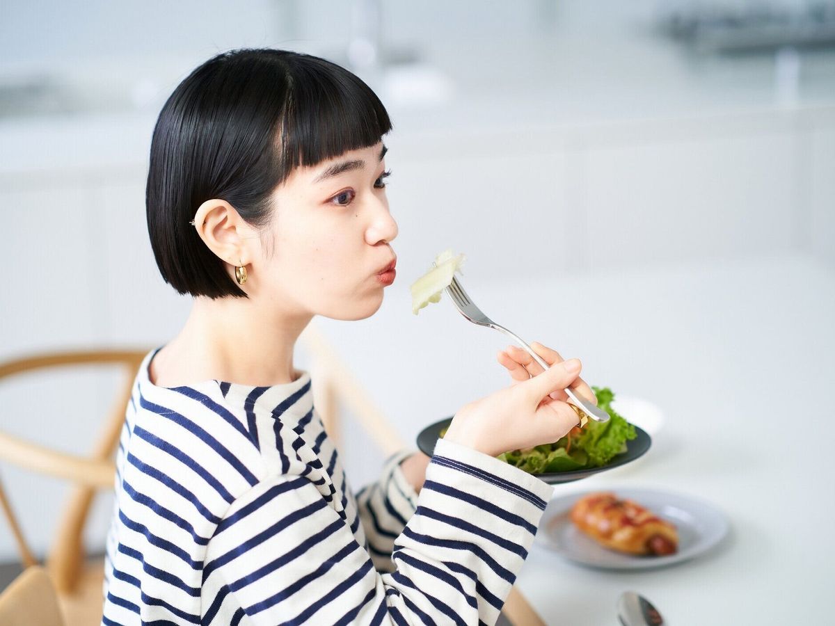 家で食事をする女性