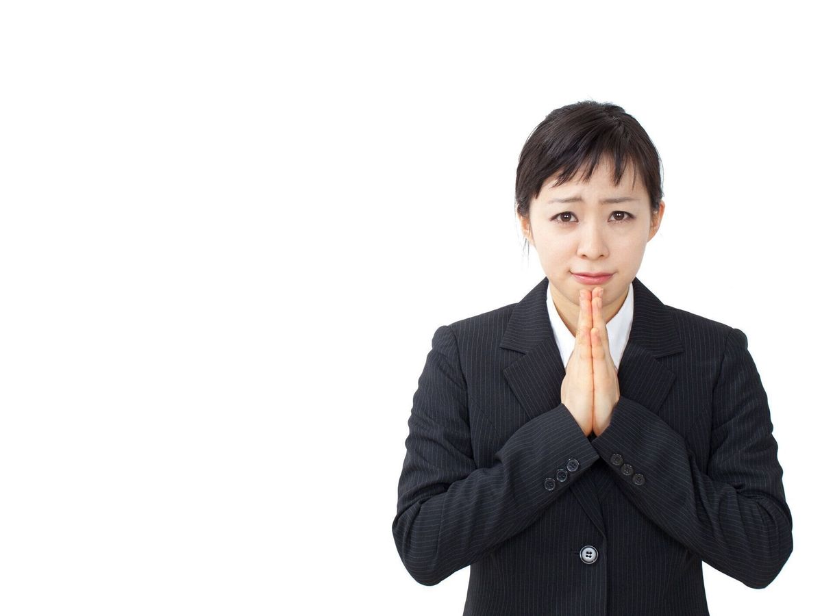 ジェスチャーをする日本のビジネスウーマン