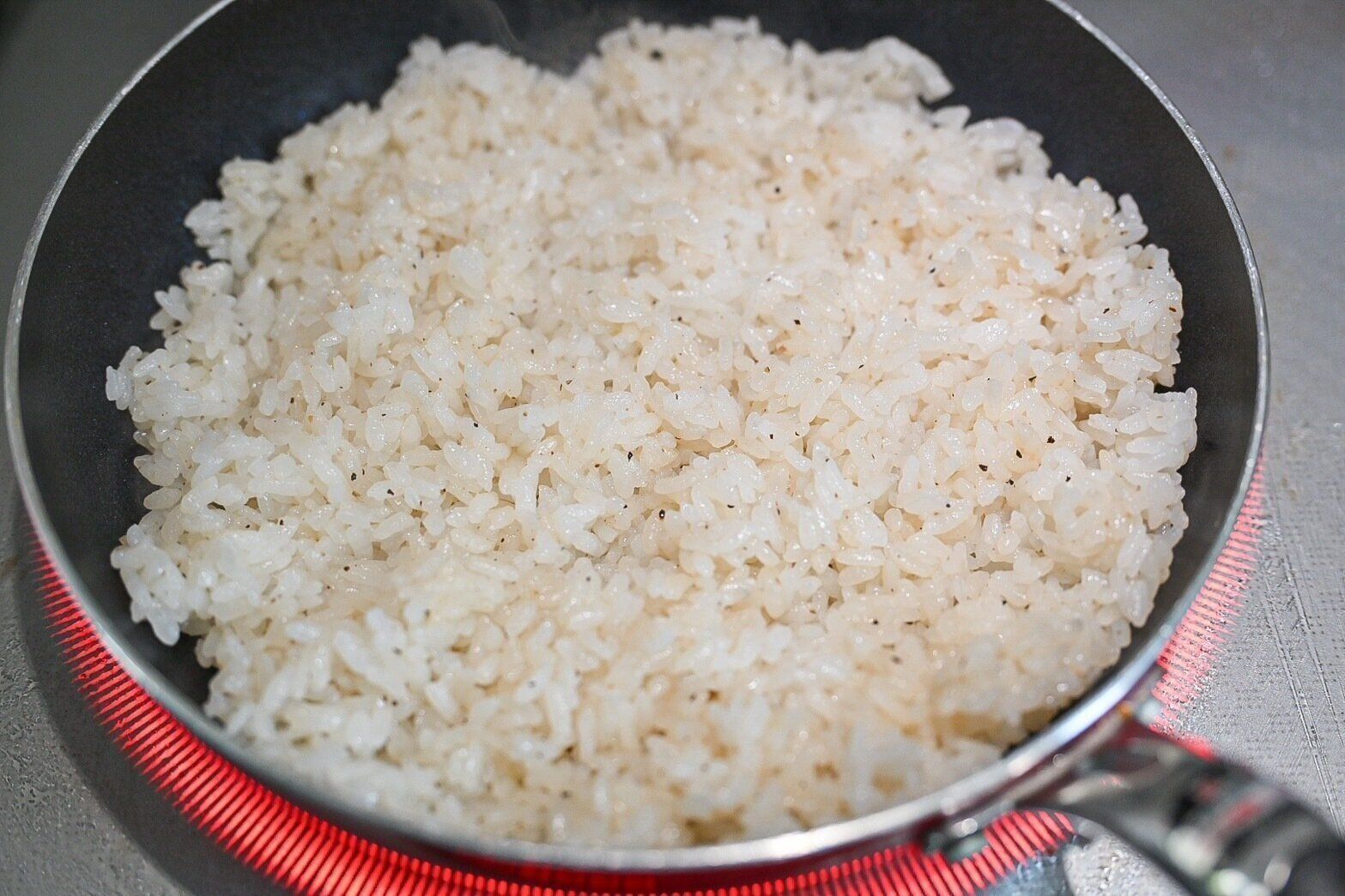 フライパンに入ったガーリックライス