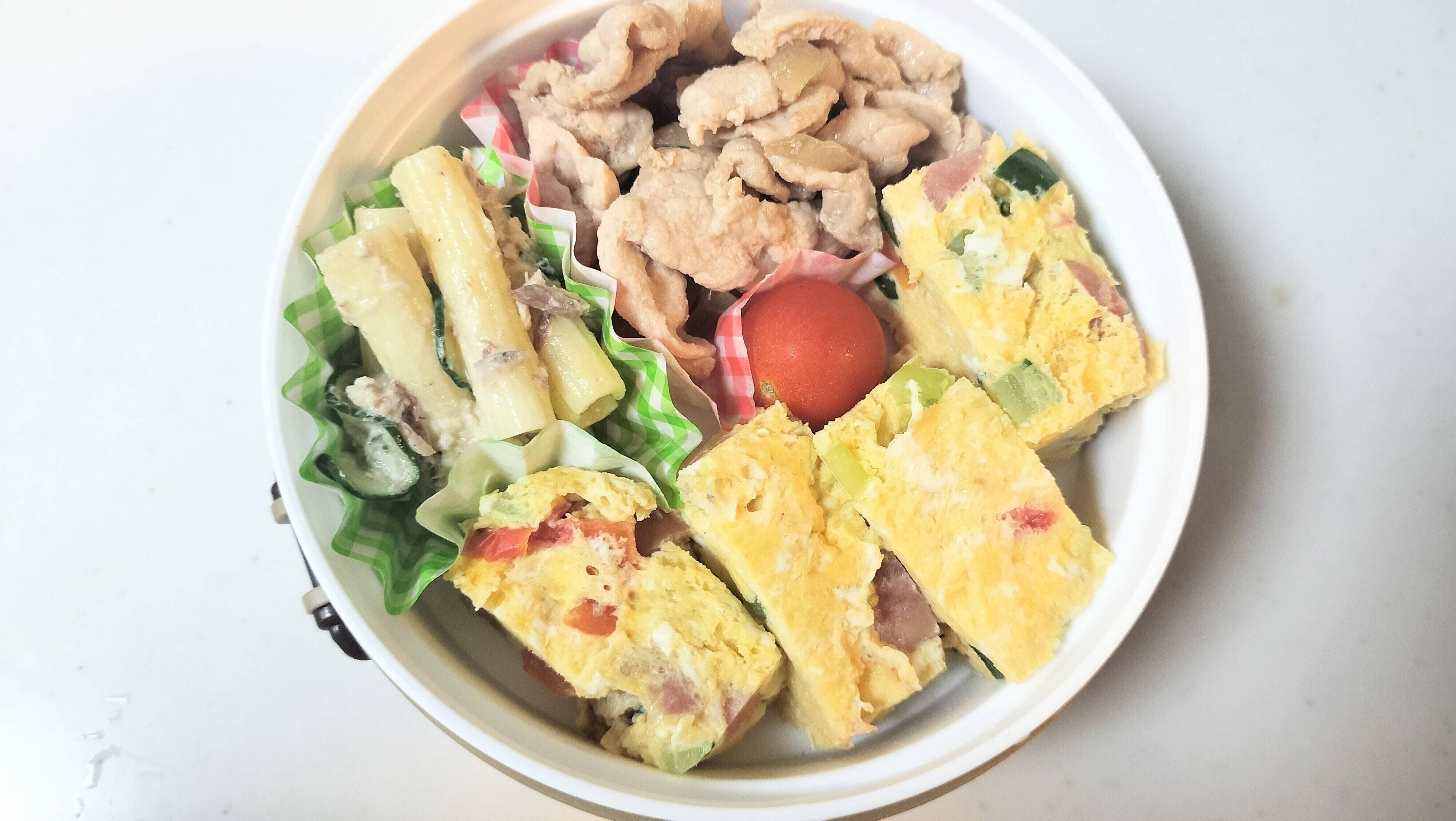 華やかな彩りのオムレツいりお弁当