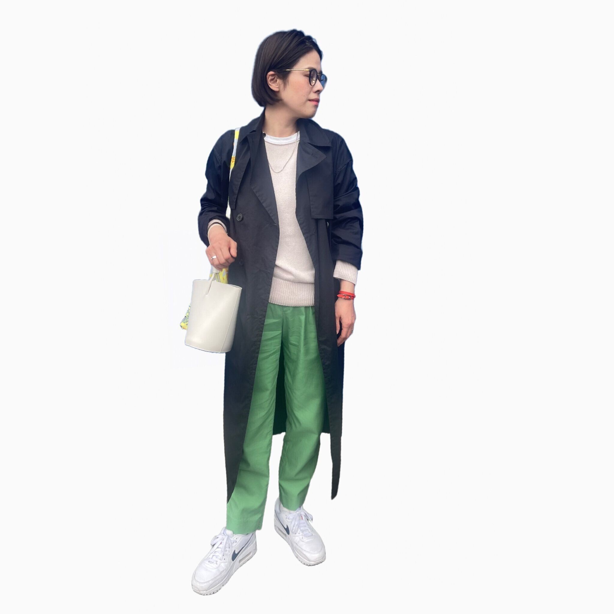 黒トレンチと緑パンツ