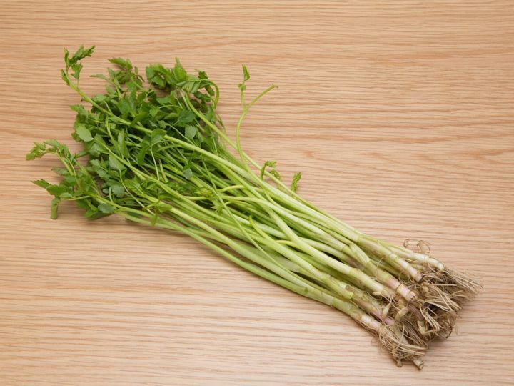 管理栄養士監修 芹 せり の主な栄養素とカロリーまとめ おすすめな調理方法は サンキュ 管理栄養士監修 芹 せり の主な栄養素とカロリーまとめ おすすめな調理方法は サンキュ