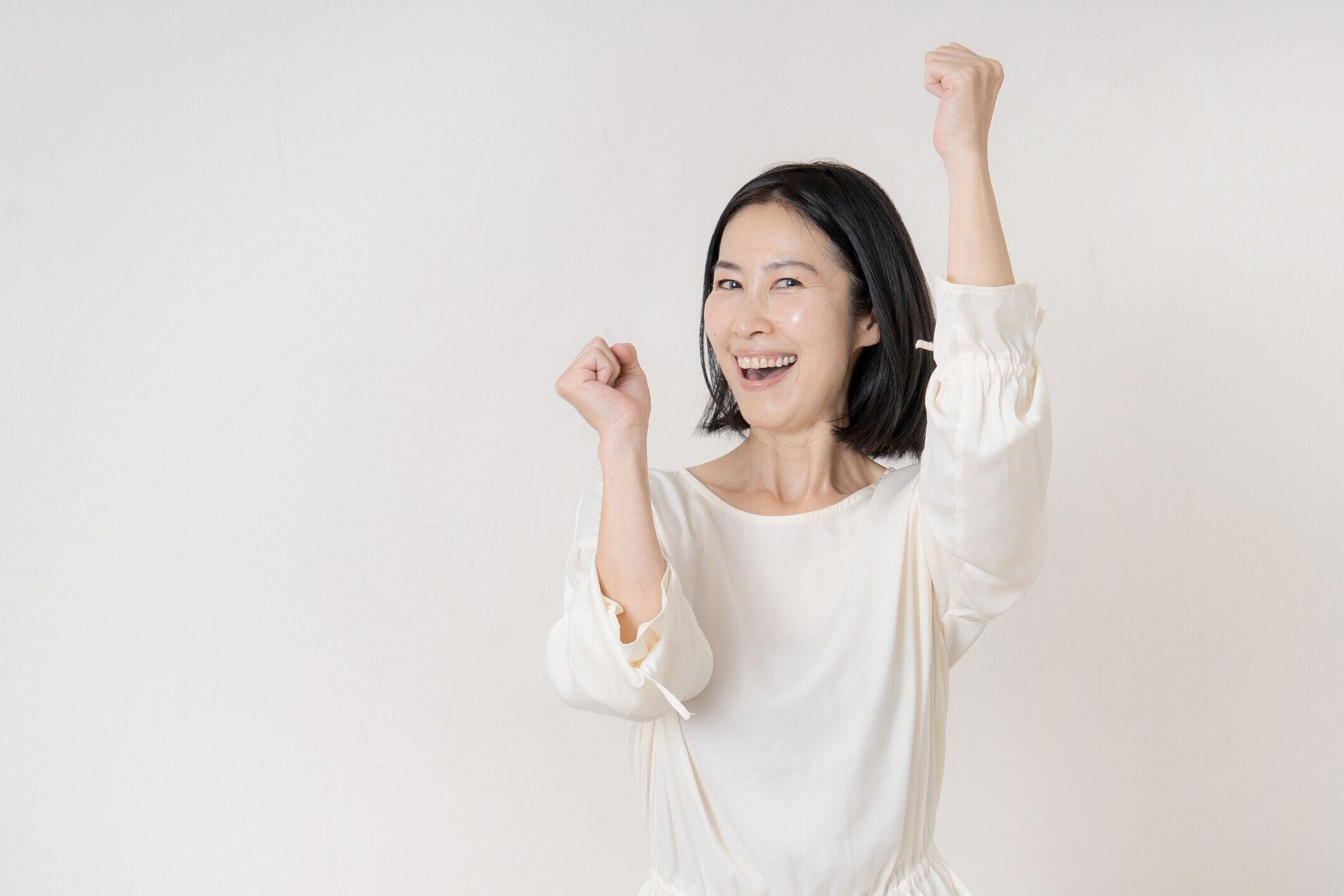 白い背景に女性の肖像画