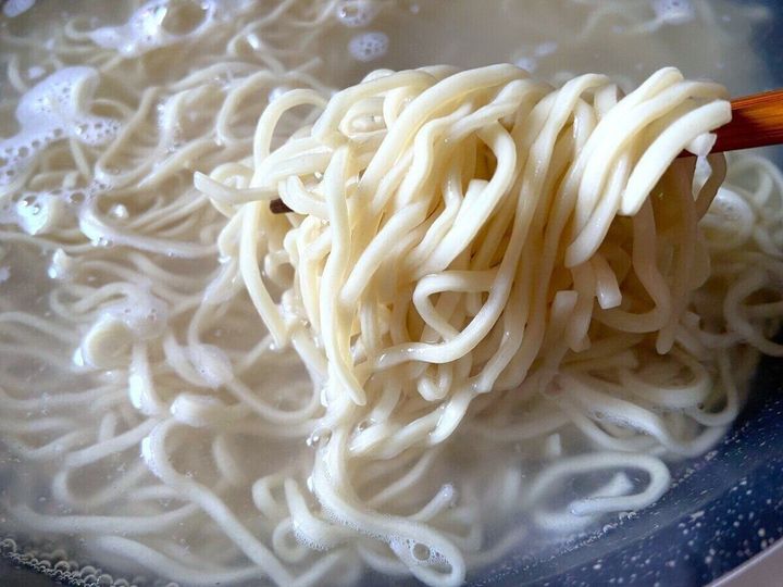 麺を茹でる