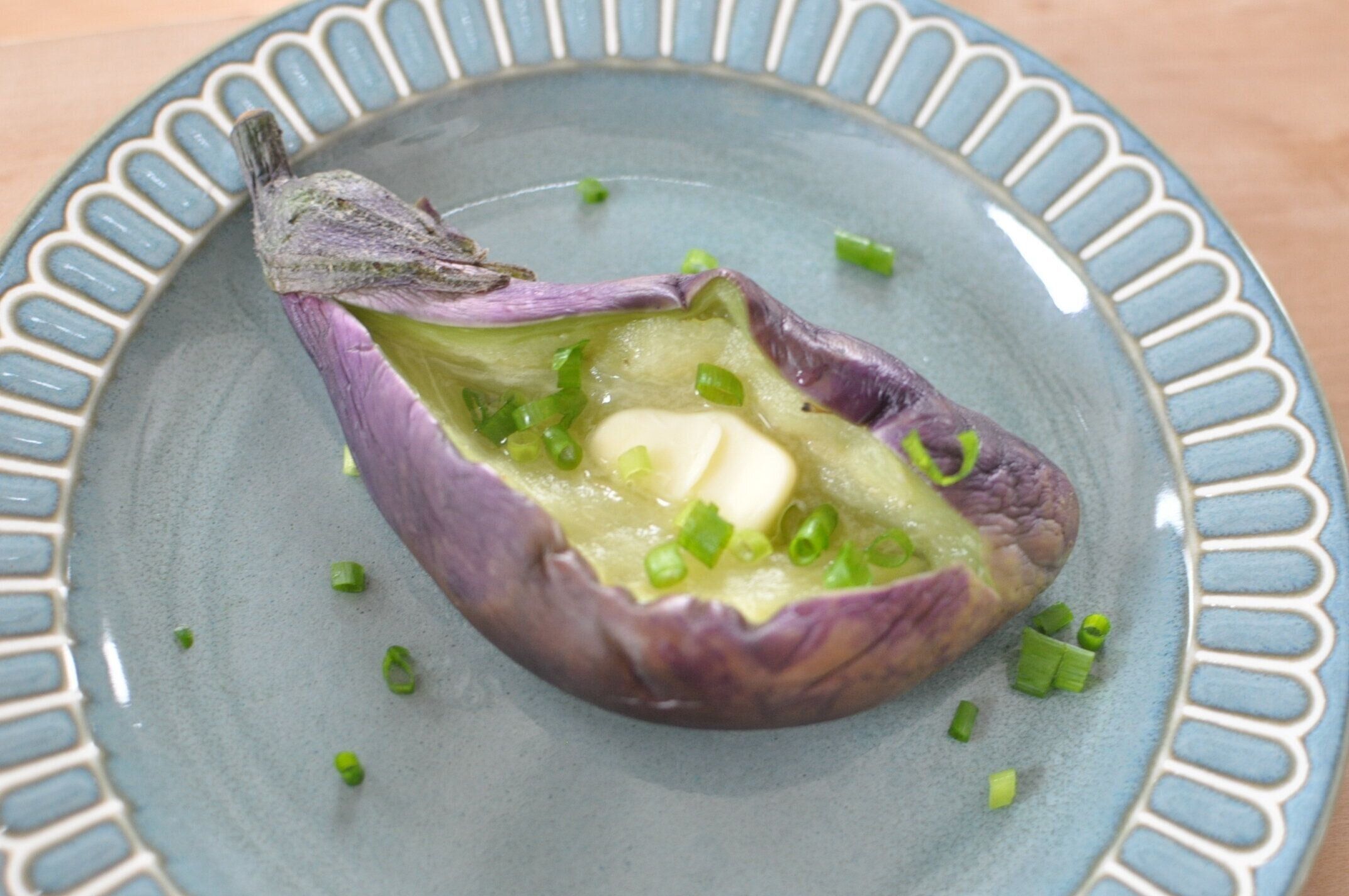 なすの切り込みにバターをのせた様子