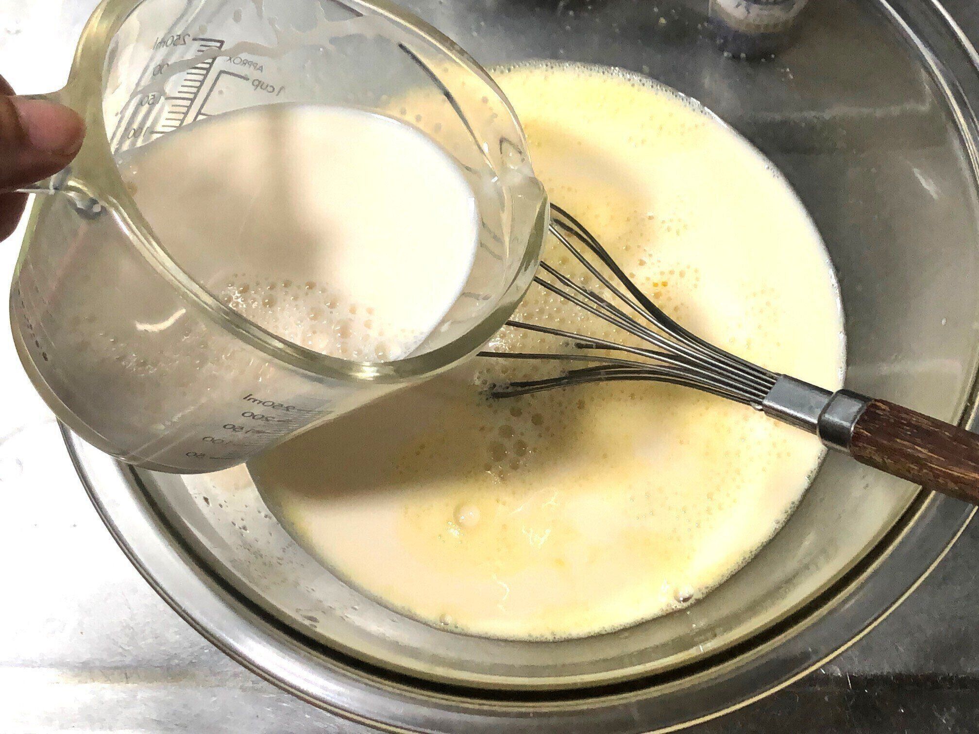 プリン液を混ぜる