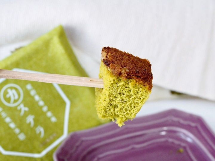 シャトレーゼ「抹茶カステラ(五三焼製法)」カット写真