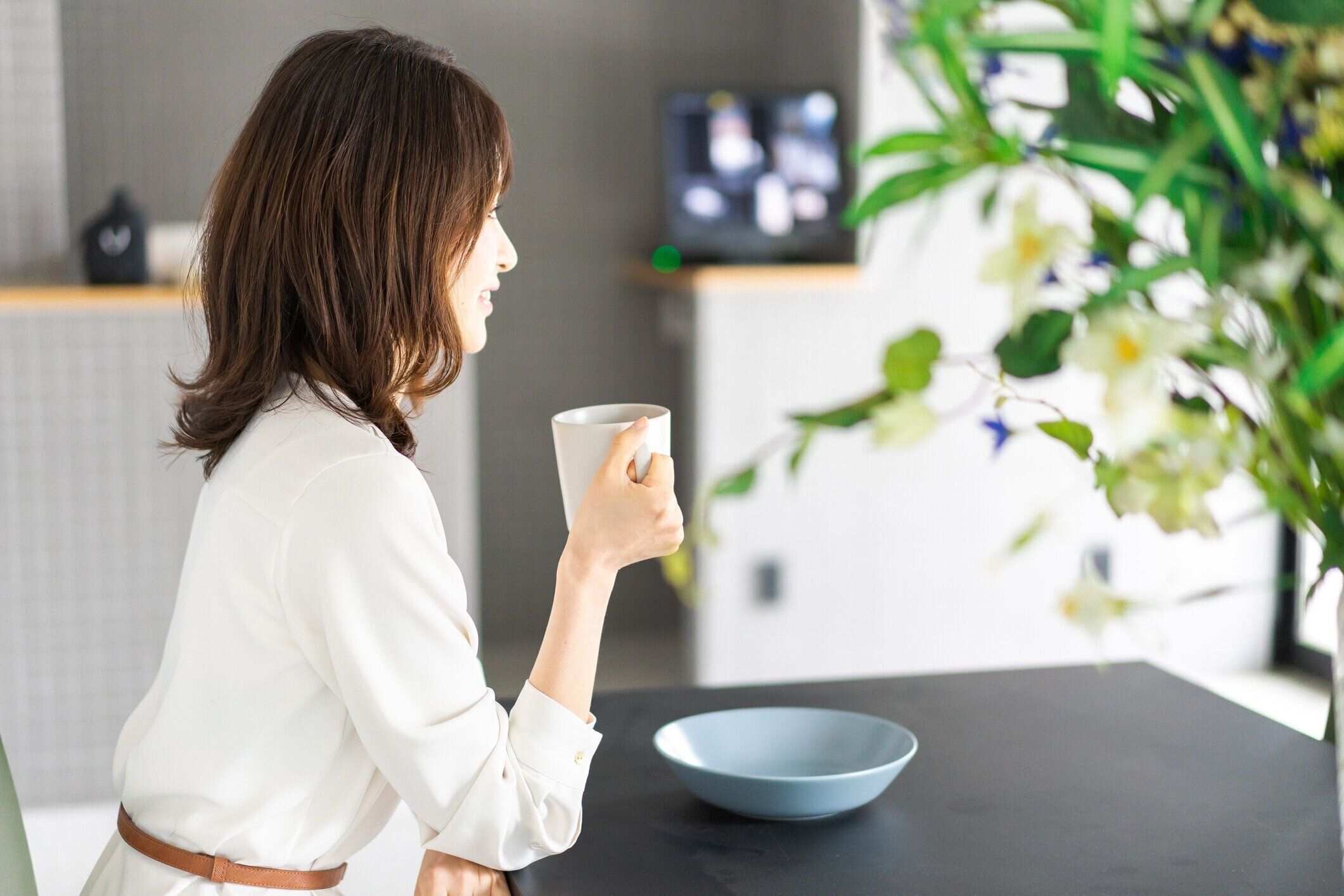 若い女性コーヒーを飲みながら、カフェ