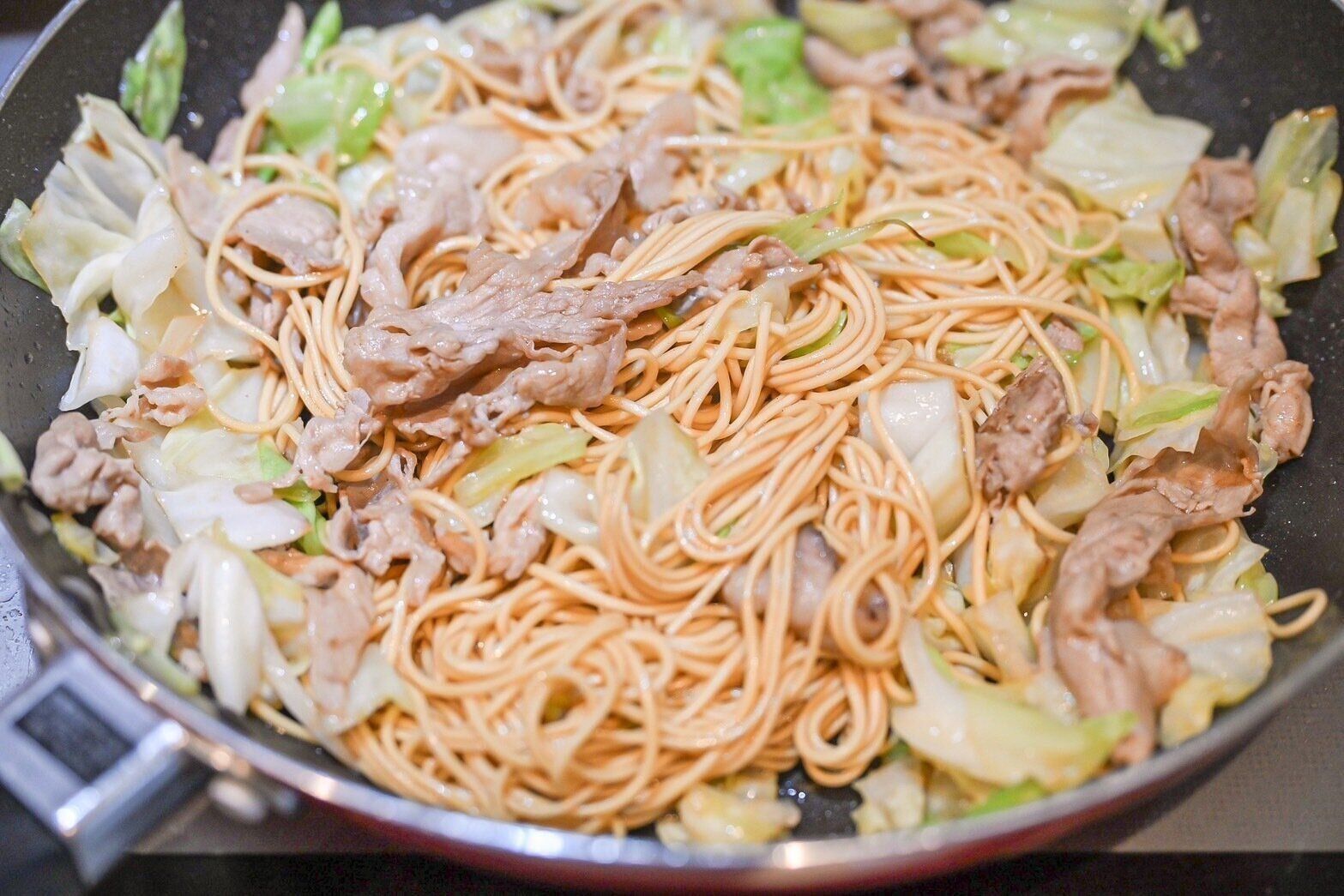 フライパンに入った焼きそば