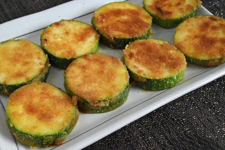 おつまみに！ズッキーニのカレーチーズ焼き