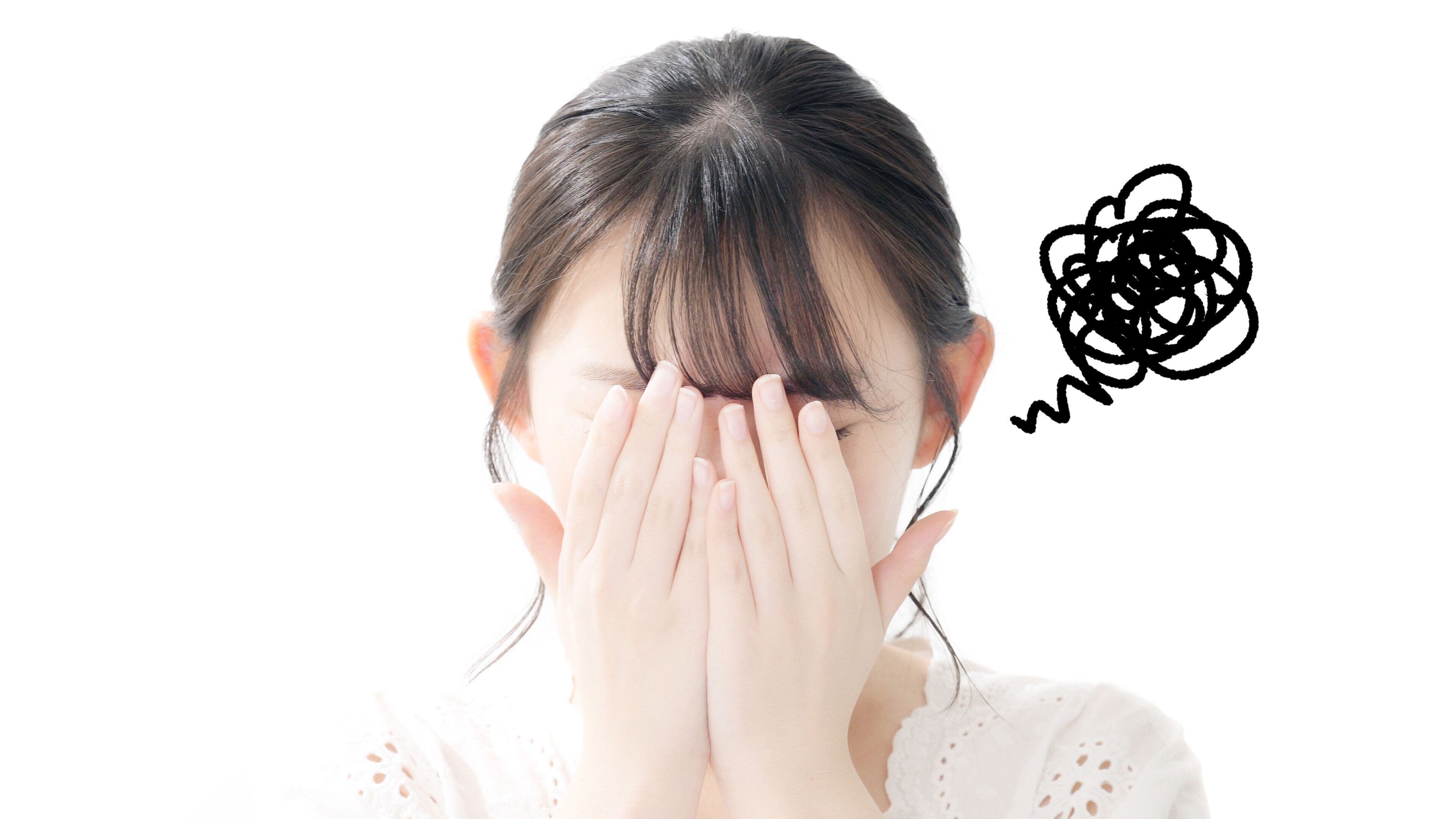 彼女の顔を隠しているアジアの女性.