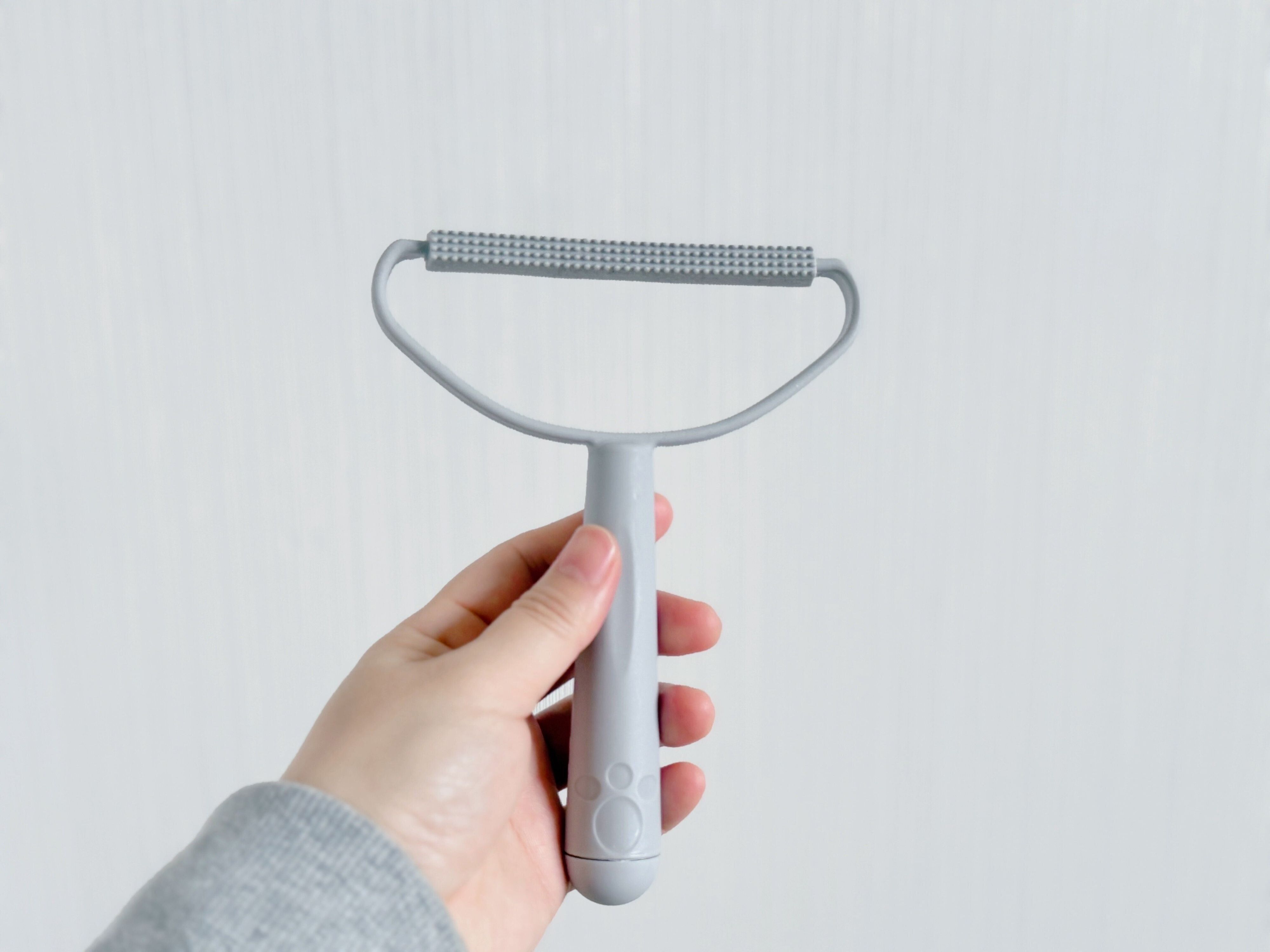 【キャンドゥ】買わなきゃ損！衣類やラグを長持ちさせる110円の万能ブラシ