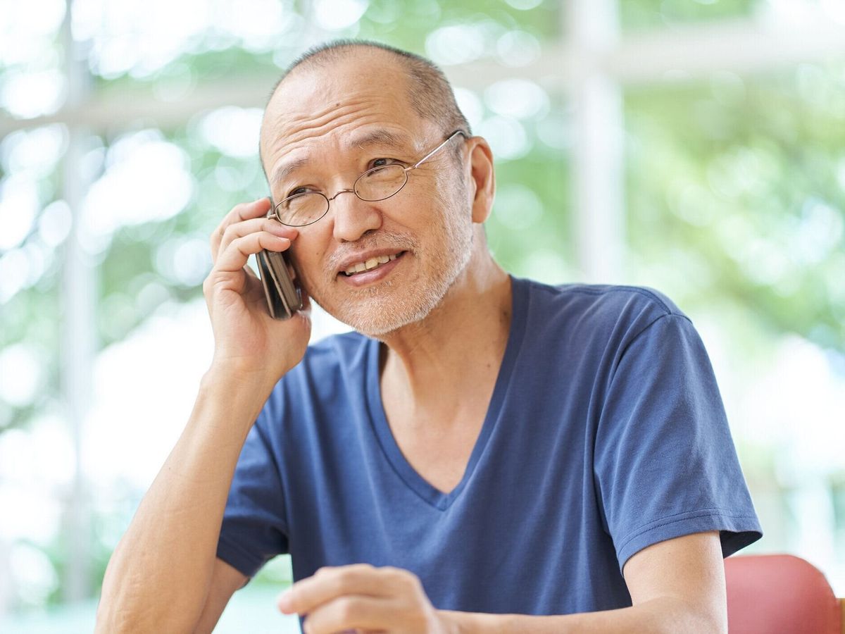 笑顔で呼び出す高齢者