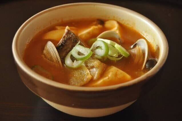 白身魚が入った海鮮スンドゥブチゲ