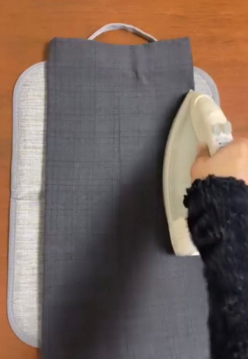 コンパクトで使いやすい！「折りたたみ式アイロン台」