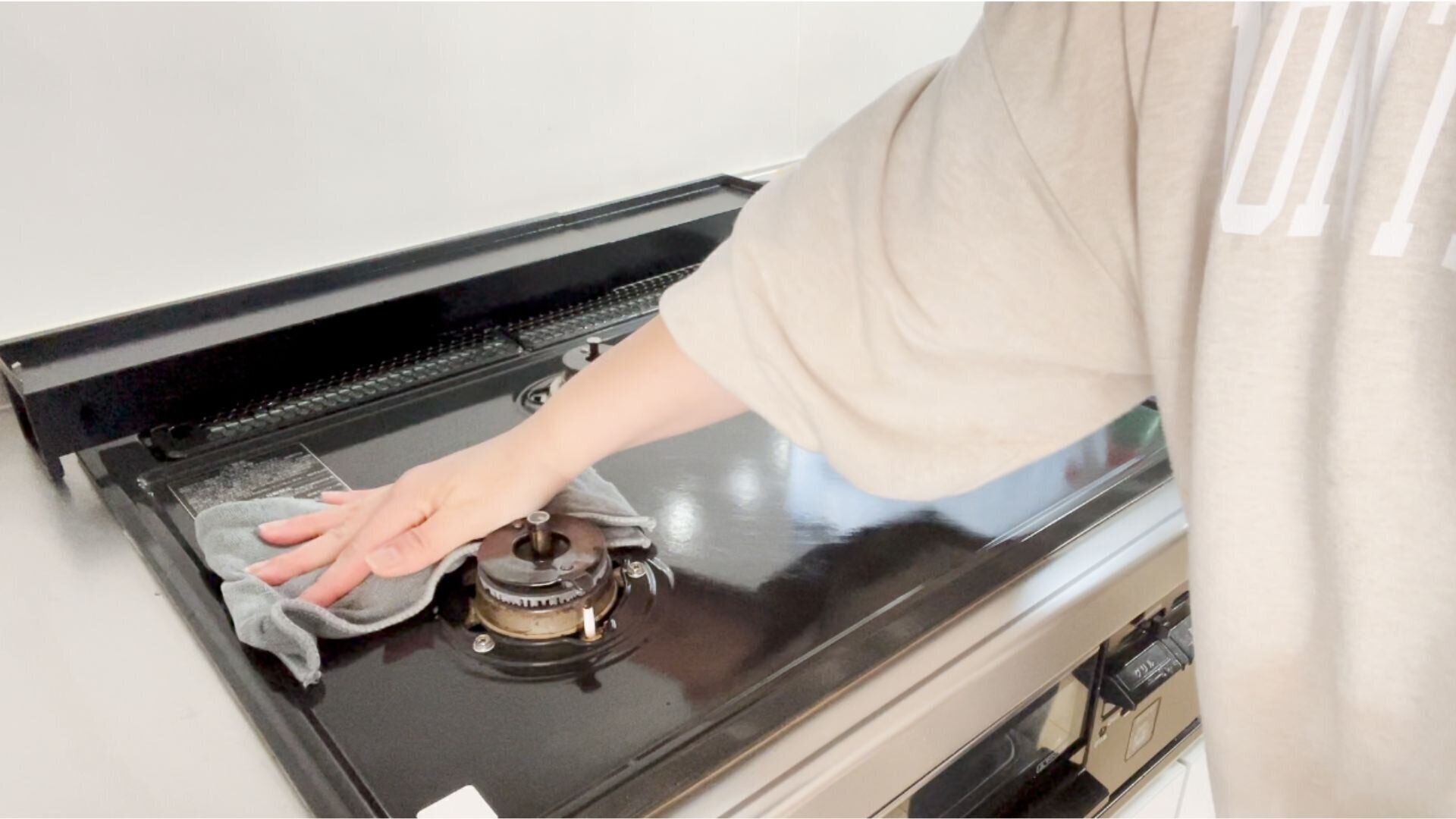 コンロ台を拭き掃除する