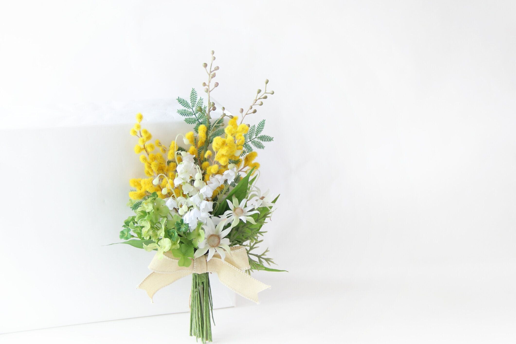 ミモザのスワッグと谷のユリとフランネルの花